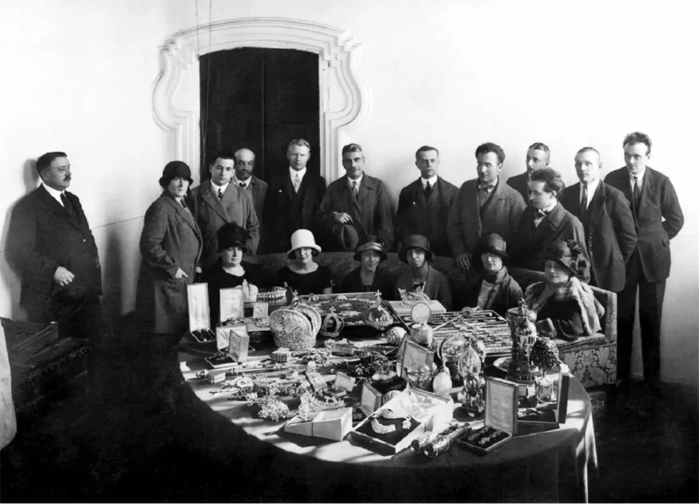 Большевики и царские украшения, Как большевики продавали царские украшения
